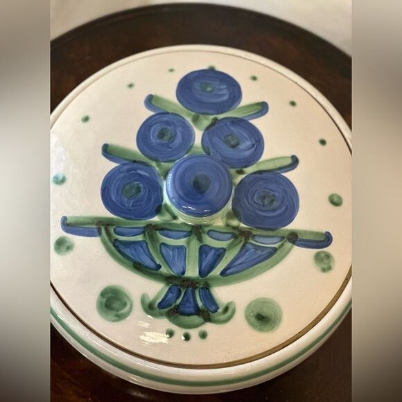 Signed M.A Hadley casserole dish - Picture 5 of 12